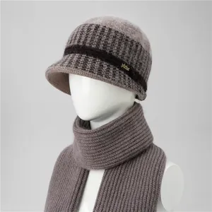 Detalle de gorro y bufanda de punto gris púrpura con textura de tejido de cuadros