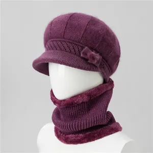 Dettaglio del set cappello in maglia viola e scaldacollo con bordo in pelliccia sintetica