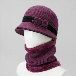 Detalle de conjunto de gorro y bufanda de punto de invierno con forro de felpa suave