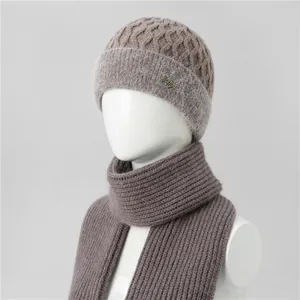 Detalle de conjunto de gorro y bufanda de punto gris púrpura con forro polar suave