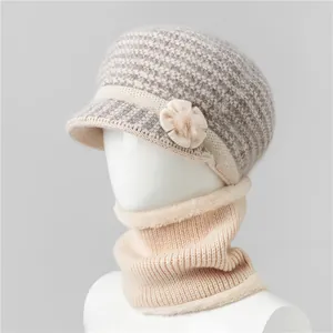 Detalle del conjunto de gorro y bufanda de punto con forro de piel sintética y decoración