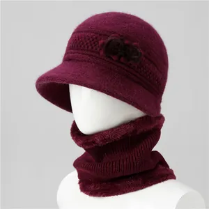 Detalle de gorro de punto granate con lazo de piel y forro de felpa gruesa