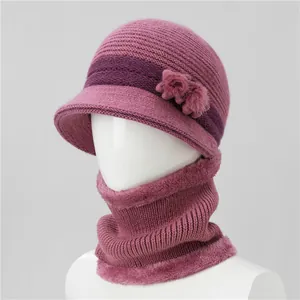Detalle de conjunto de gorro y bufanda de punto de invierno con flor y forro polar