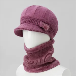 Dettaglio del set cappello e scaldacollo in maglia bordeaux con calda fodera in peluche
