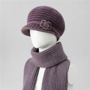 Detalle de textura de punto y flor decorativa en el conjunto violeta de gorro y bufanda