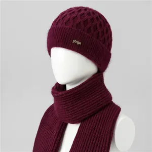 Detalle de conjunto de gorro y bufanda de punto rojo vino con forro polar suave y metal