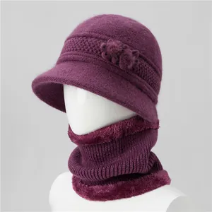 Detalle del tejido del gorro de invierno morado y bufanda con adornos de flores