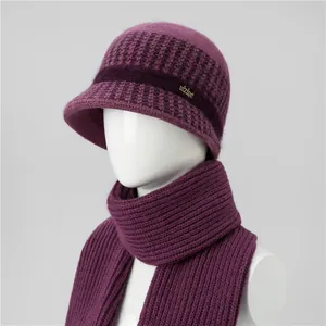 Detalle de conjunto de gorro y bufanda de mezcla de piel de conejo violeta tejido