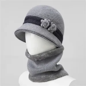 Detalle de conjunto gris de gorro y bufanda de punto con forro polar y adorno floral