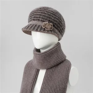Detalle de la textura de punto grueso y forro polar del conjunto de gorro y bufanda de invierno