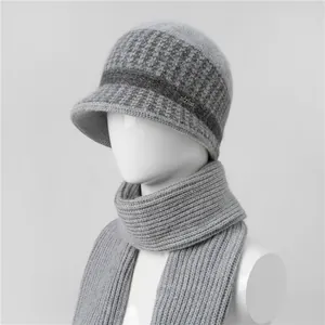 Detalle de set de punto de invierno con gorro de pata de gallo y bufanda para señoras
