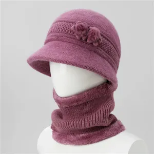 Primer plano del gorro de punto morado con detalle de flor y forro de pelo sintético