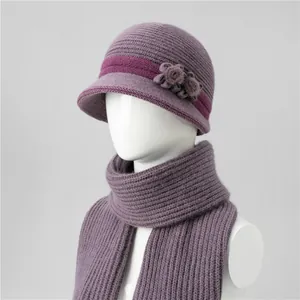 Detalle de textura de punto de conjunto de gorro y bufanda morados con flores