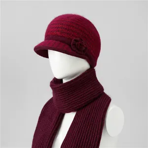 Detalle del conjunto de gorro y bufanda rojo vino con jacquard texturizado y flor