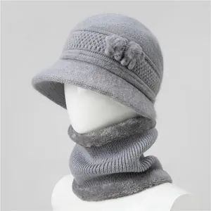 Detalle del gorro cloché de punto gris y calentador de cuello con forro polar a juego