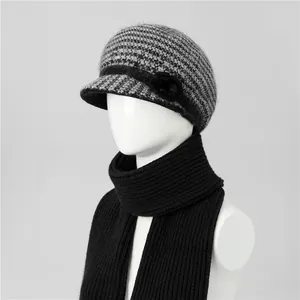 Conjunto de invierno con gorra de pata de gallo con flor y bufanda de punto negra