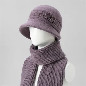 Detalle de conjunto de gorro y bufanda de punto púrpura con flor 3D para señoras