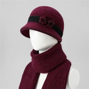Detalle del conjunto de gorro y bufanda de punto burdeos con flores y forro polar