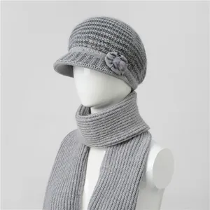 Detalle de conjunto de gorro y bufanda de punto gris oscuro con adorno de flor