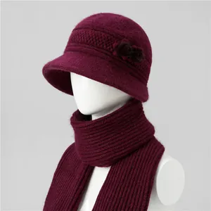 Detalle de conjunto de gorro y bufanda rojo vino con flor y textura de canalé