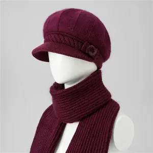 Dettaglio del set cappello e sciarpa in maglia bordeaux con morbida trama in pelliccia