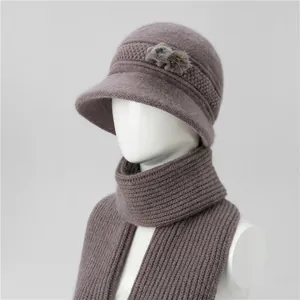 Detalle de conjunto de gorro y bufanda de punto cálido para mujeres mayores en morado