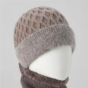 Conjunto de gorro de punto y bufanda con piel para mujeres mayores en marrón