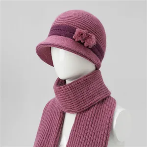 Textura de punto detallada del conjunto de gorro y bufanda de invierno para ancianas