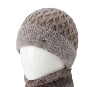Conjunto de gorro de punto marrón y bufanda con forro de felpa para mujeres mayores