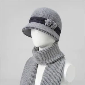 Detalle de conjunto de gorro y bufanda de punto gris para mujer con adornos florales