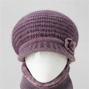 Elegante conjunto de gorro y bufanda de punto púrpura con flores 3D para mujeres mayores