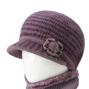 Conjunto de invierno para mujer con gorro de punto violeta y bufanda de forro polar