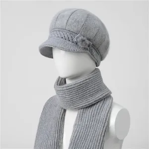 Dettaglio set cappello e sciarpa in maglia grigia con fiore per donne anziane