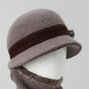 Conjunto de gorro y bufanda de punto para mujer con adorno floral y forro polar cálido