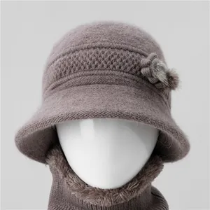 Conjunto de gorro y bufanda de punto para mujer mayor con detalle de flor en rosa empolvado