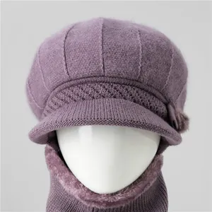 Set invernale da donna con cappello e sciarpa in maglia viola e fodera in pile calda