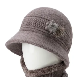 Conjunto de gorro y bufanda de punto para mujer en rosa palo con forro de felpa