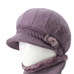 Set cappello in maglia viola e scaldacollo con fiocco e fodera peluche calda