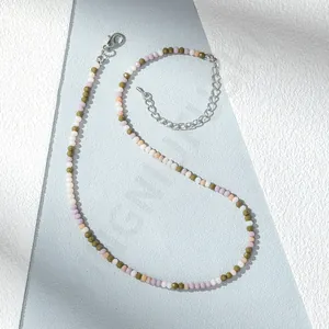 Dettaglio macro di catena in perle acriliche colorate con chiusura a moschettone argento