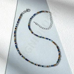 Dettaglio di una collana di perle sfaccettate colorate con chiusura a moschettone regolabile