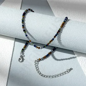 Dettaglio della collana di perle acriliche colorate con chiusura a moschettone e catenella