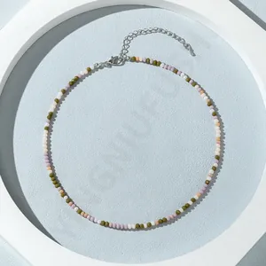 Collana di perle acriliche sfaccettate colorate con chiusura argentata e catena estendibile
