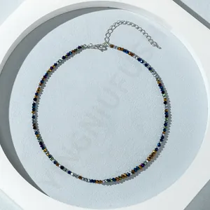 Collana corta con perline sfaccettate multicolori e chiusura a moschettone in argento