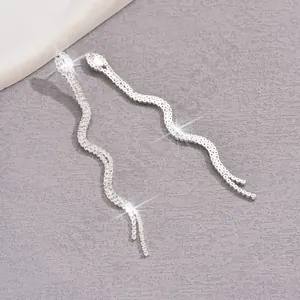 Eleganti orecchini pendenti a forma di serpente d'argento con lunghe nappe di strass