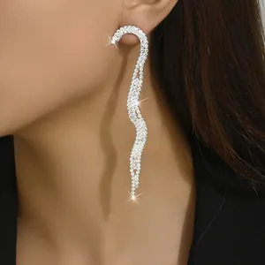 Eleganti orecchini pendenti a serpente in argento con strass scintillanti indossati da modella