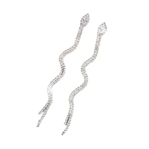 Eleganti orecchini a serpente in argento con strass scintillanti e nappine lunghe