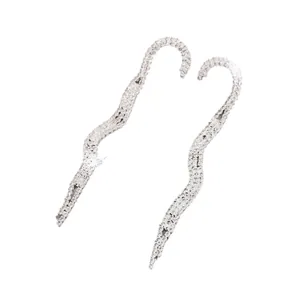 Orecchini a nappa color argento a forma di serpente con strass pavé e design a onde