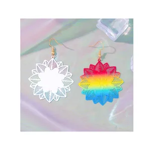 Boucles d'oreilles fleur évidée avec pétales blancs et arc-en-ciel sur tissu irisé