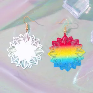 Boucles d'oreilles fleur mandala évidées en blanc et dégradé arc-en-ciel coloré