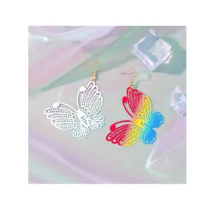Orecchini boho a farfalla con design traforato in metallo bianco e sfumatura arcobaleno